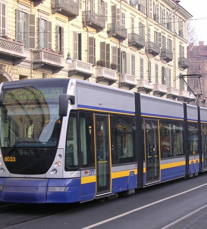 Dal 1° ottobre a Torino aumenti fino a 2 euro per il biglietto dei mezzi pubblici