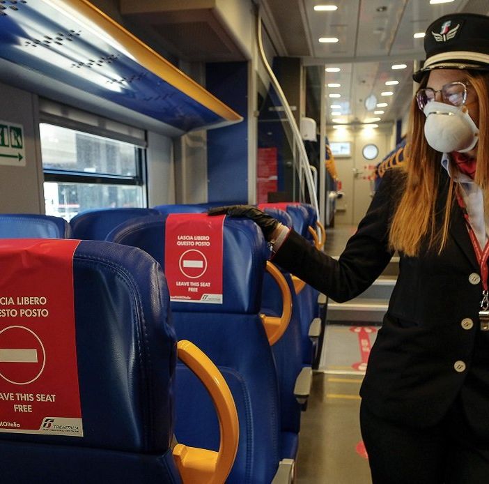 Distanziamento su treni e bus extra-urbani: venerdì un'ordinanza regionale