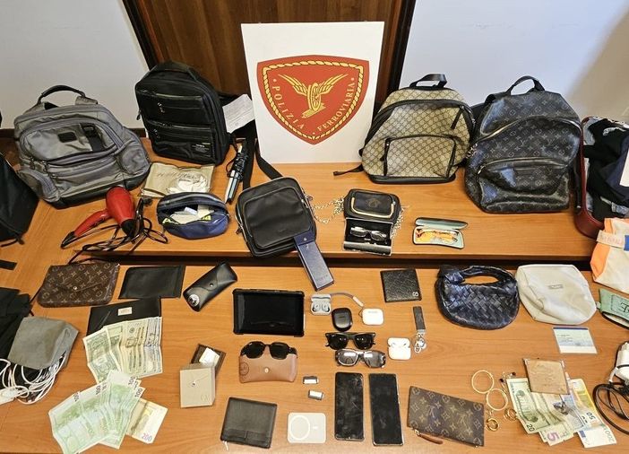 Arrestato a Torino con lo zaino carico di refurtiva il ladro dei treni ad Alta Velocità. Gli oggetti rinvenuti saranno restituiti ai proprietari