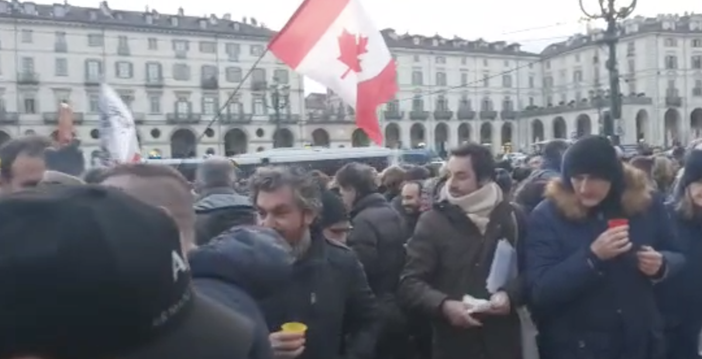 Torino, piazza Vittorio, manifestazione no green pass