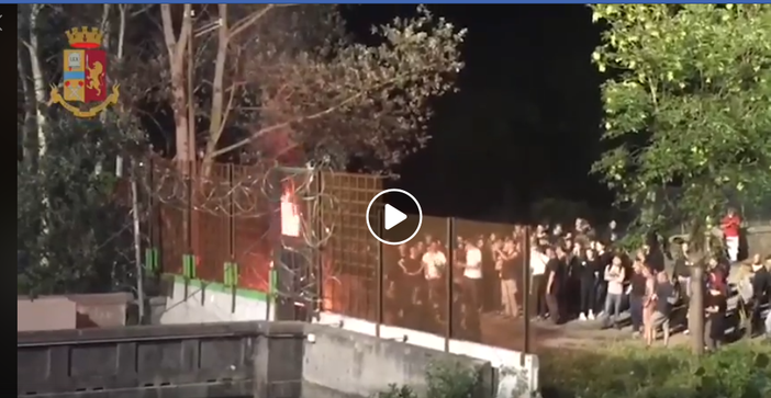 Disordini al campeggio studentesco no tav di Venaus. Lancio di pietre, bombe carta e razzi contro le forze del'ordine