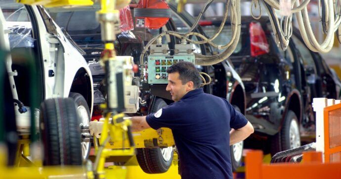 Stellantis, tra produzione e investimenti lontano dall'Europa, Per Avs: «Governo smetta di tacere e intervenga subito» Stellantis, tra produzione e investimenti lontano dall'Europa, Per Avs: «Governo smetta di tacere e intervenga subito»