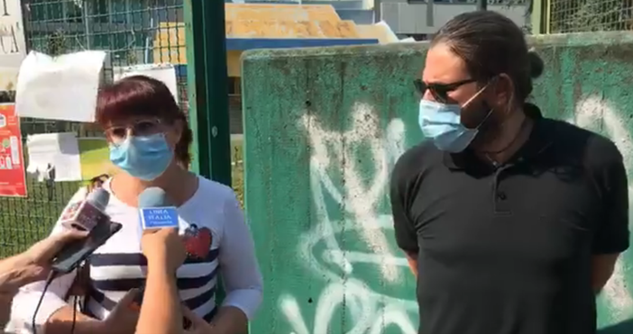 Primo giorno di scuola all' IC Alvaro-Gobetti di Torino. Ecco come hanno vissuto questa mattina i genitori dei bimbi delle elementari.