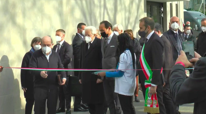 Mattarella inaugura il Palasermig di Torino: "Le cose che appaiono impossibili non lo sono" [video]