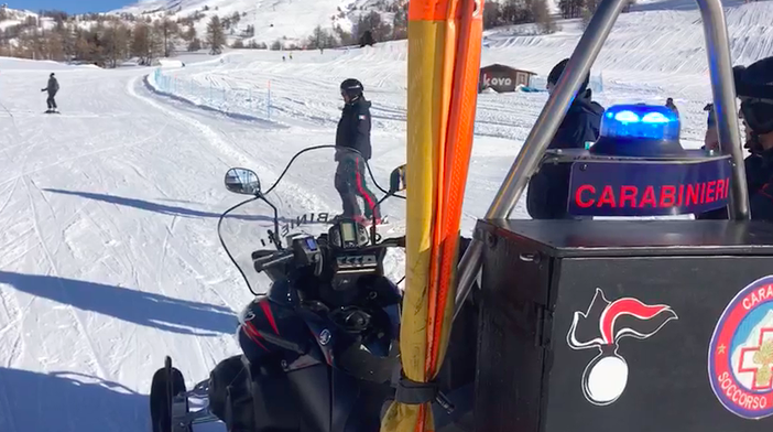 Carabinieri sulle piste a Sestriere: controlli agli sciatori indisciplinati che possono causare valanghe
