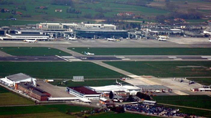 Un'altra domenica difficile all'aeroporto di Caselle, lunghe attese per i bagagli e voli dirottati Un'altra domenica difficile all'aeroporto di Caselle, lunghe attese per i bagagli e voli dirottati
