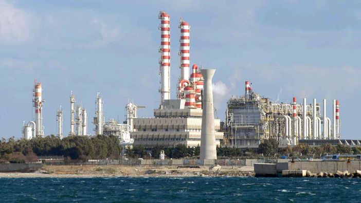 Cracker di Brindisi: all'Eni non si sono accorti che il business dell'elettrico è fallito Cracker di Brindisi: all'Eni non si sono accorti che il business dell'elettrico è fallito
