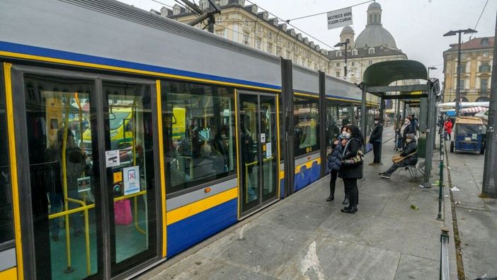 Torino, controlli sui mezzi pubblici per green pass e mascherina: uomo denunciato per resistenza e lesioni Torino, controlli sui mezzi pubblici per green pass e mascherina: uomo denunciato per resistenza e lesioni