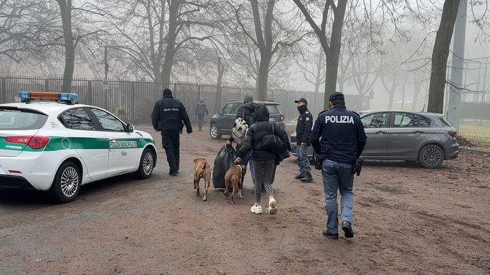 Sgomberi e demolizioni alla ex piscina Sempione, blitz all’alba di polizia e carabinieri Sgomberi e demolizioni alla ex piscina Sempione, blitz all’alba di polizia e carabinieri