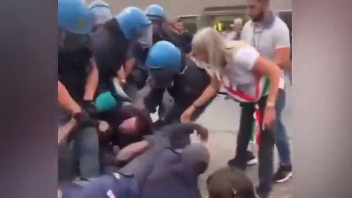 La protesta dei lavoratori di Mondo Convenienza a Settimo Torinese termina con uno sgombero forzato
