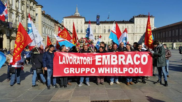 Crisi industriali, un copione che si ripete sulle spalle dei lavoratori: “Prima le promesse poi diventiamo fantasmi”