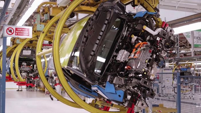 Stellantis, gennaio-marzo 2022: produzione giù del 13,5% rispetto al 2021, cresce il polo torinese con la 500E