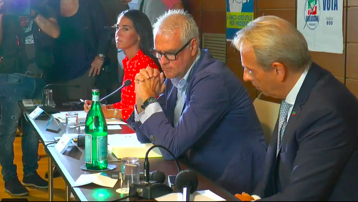 Berlusconi: le famiglie non devono dover scegliere tra pagare le bollette o fare la spesa [video]