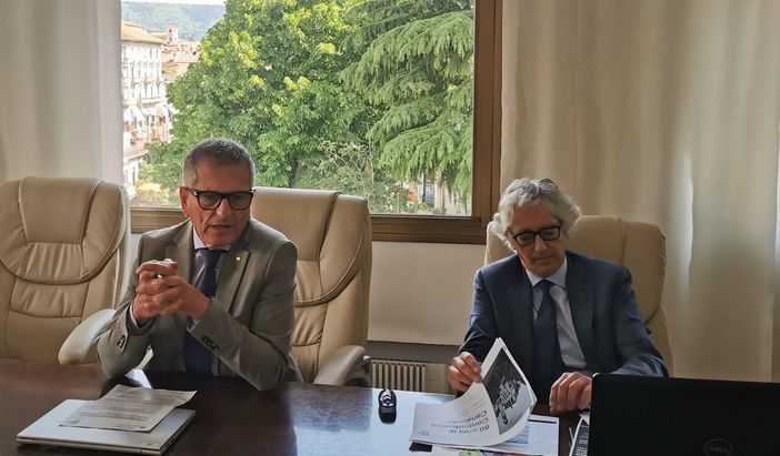 Fabbricava e spediva fuochi d’artificio illegali in tutta Italia Fabbricava e spediva fuochi d’artificio illegali in tutta Italia