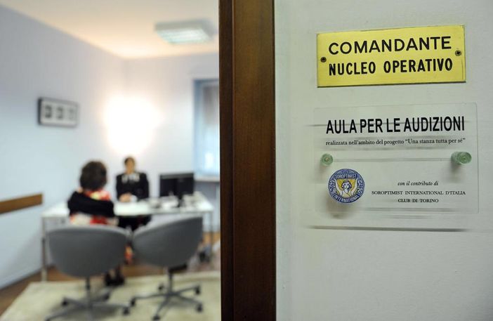 Giornata internazionale contro la violenza sulle donne: si illuminano di arancione le caserme dei Carabinieri che ospitano “Una stanza per sè” Giornata internazionale contro la violenza sulle donne: si illuminano di arancione le caserme dei Carabinieri che ospitano “Una stanza per sè”