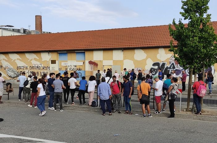 Immigrazione, l'ufficio di corso Verona non è più adatto: incuria e abbandono pregiudicano la sicurezza di lavoratori e utenti Immigrazione, l'ufficio di corso Verona non è più adatto: incuria e abbandono pregiudicano la sicurezza di lavoratori e utenti