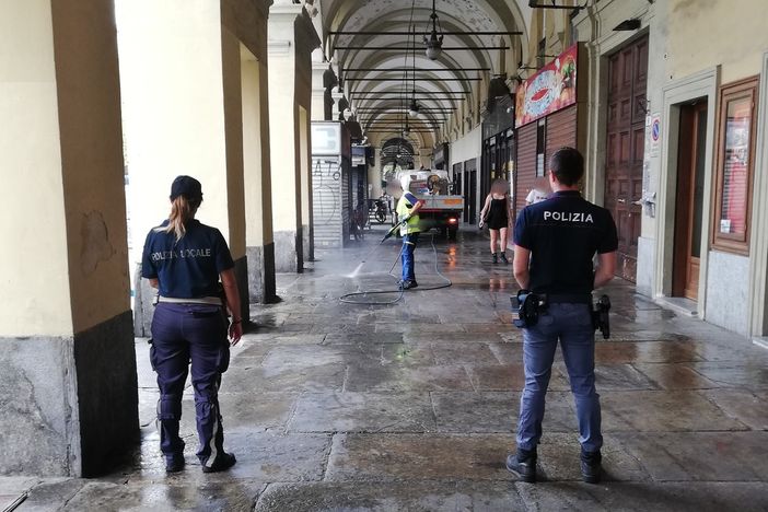 Torino, controlli straordinari in zona Nizza, sanzioni per oltre 5000 euro, ripuliti i portici
