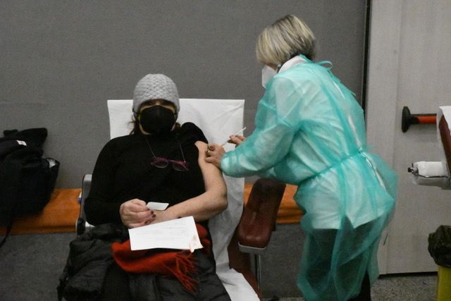 L'OMS: contro le nuove varianti inutile continuare a fare richiami con i vaccini già esistenti. Ha senso proseguire con i sieri attuali?