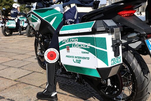 Prende a calci un suv parcheggiato a San Salvario, arrestato dalla Polizia locale Prende a calci un suv parcheggiato a San Salvario, arrestato dalla Polizia locale