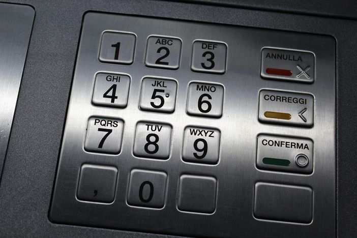 Gli rubano il portafoglio ma pedina la ladra e la fa arrestare dai carabinieri mentre preleva al bancomat