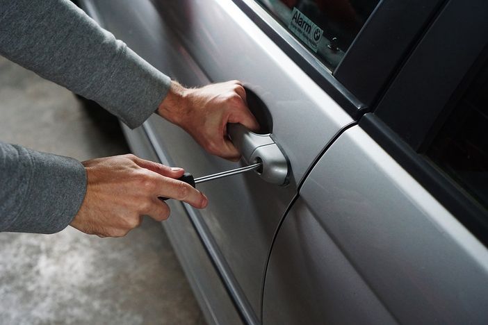 Furti e spaccate sulle auto parcheggiate a Torino nord, due arresti e un ricercato Furti e spaccate sulle auto parcheggiate a Torino nord, due arresti e un ricercato