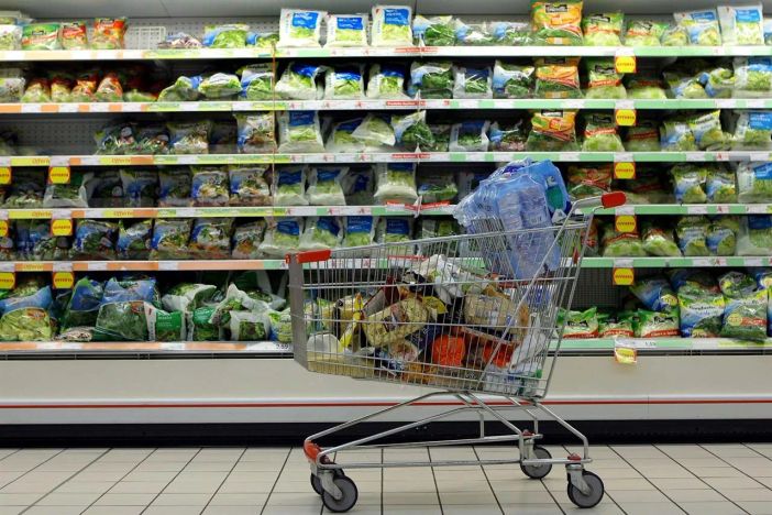 Consumi: il caro prezzi svuota il carrello della spesa, si spende di più per mangiare meno ed è ricerca del low cost