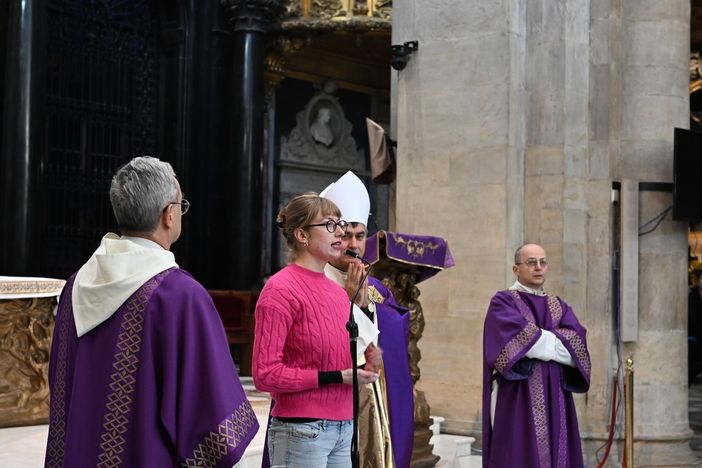 Attivisti di Extinction Rebellion interrompono la messa nel Duomo di Torino per leggere passi dell'enciclica del papa Attivisti di Extinction Rebellion interrompono la messa nel Duomo di Torino per leggere passi dell'enciclica del papa