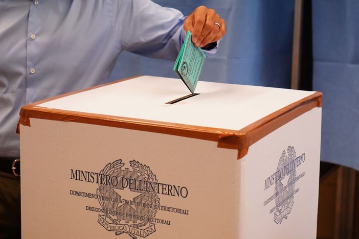 Parlamento, volontà popolare o campagna acquisti dei partiti? Di Mino Giachino* Parlamento, volontà popolare o campagna acquisti dei partiti? Di Mino Giachino*