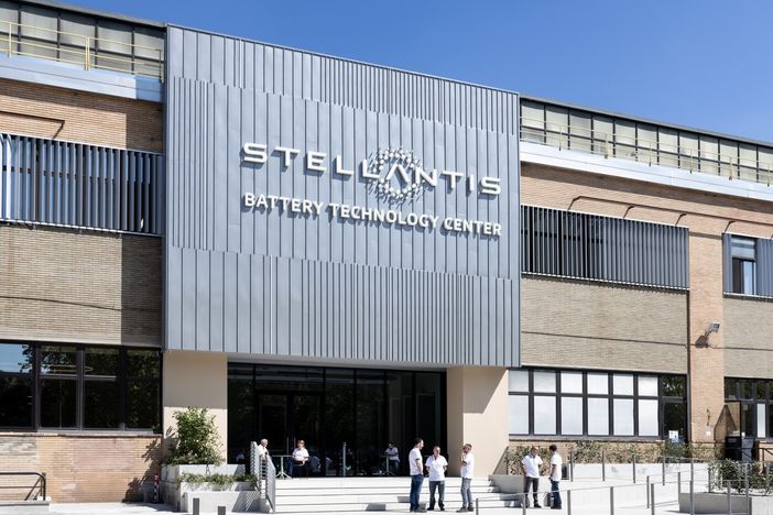 Stellantis inaugura a Torino in Italia il suo primo Battery Technology Center