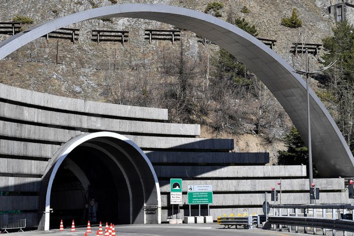 Aumenti Tunnel Monte Bianco, 55 euro le auto, 200 i mezzi pesanti. Uncem: “Proprio non va” Aumenti Tunnel Monte Bianco, 55 euro le auto, 200 i mezzi pesanti. Uncem: “Proprio non va”