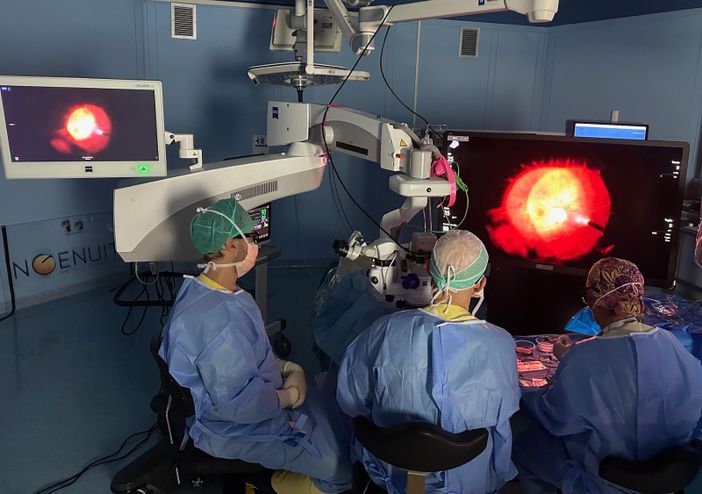 Vista più chiara e interventi più sicuri: l’oculistica dell’ASL TO5 porta in sala operatoria la tecnologia del futuro