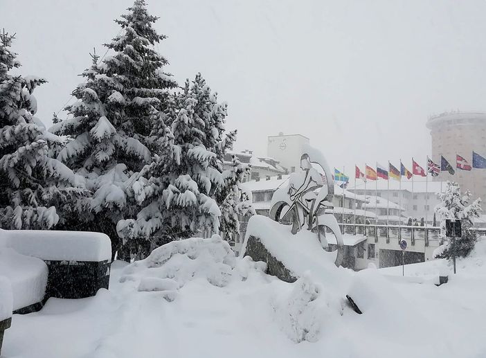Sestriere si sveglia sotto una fitta nevicata