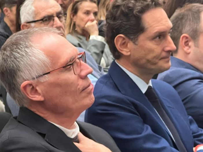 Elkann, tu vuo’ fa’ o cinese ma si’ nato in Italy Elkann, tu vuo’ fa’ o cinese ma si’ nato in Italy