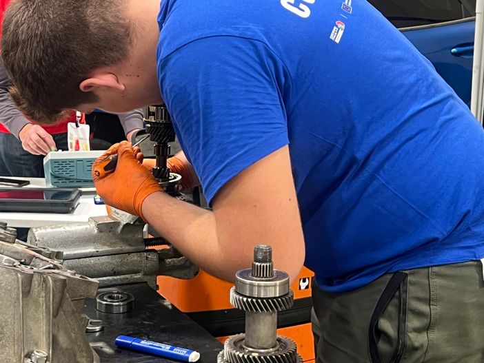 Ancora in calo, per la terza volta consecutiva, la produzione industriale in Piemonte. I risultati peggiori per tessile e mezzi di trasporto