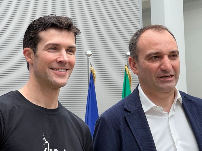 Roberto Bolle a Torino per il "Ballo in bianco" in piazza San Carlo [video]