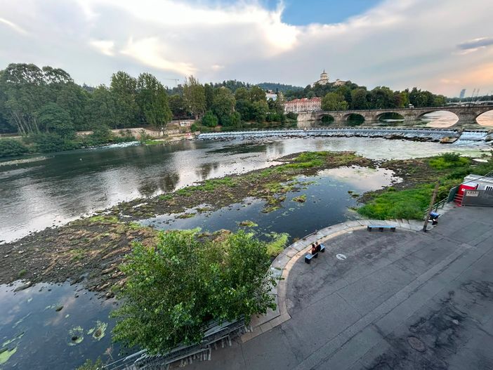 Il Po diventa una prateria per la poca acqua [video]