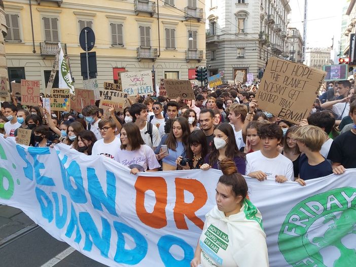 Friday for Future a Torino, migliaia in corteo: “Se ci bloccano il futuro noi blocchiamo la città”