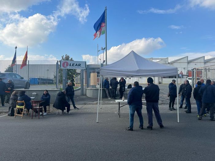 Lear di Grugliasco: sciopero e assemblea permanente per avere un futuro [video]