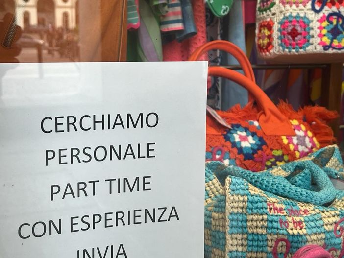 Occupazione in Piemonte a gennaio 2024: cresce la domanda sia nei servizi che nell'industria, metà dei contratti a tempo determinato