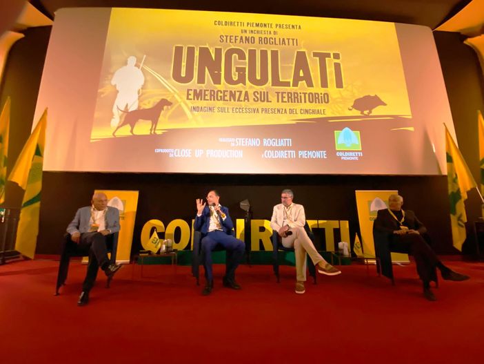 Al tavolo dei relatori, Roberto Moncalvo presidente di Coldiretti Piemonte, Bruno Rivarossa Delegato Confederale e Stefano Rogliatti, giornalista estensore dell'inchiesta presentata oggi a Torino