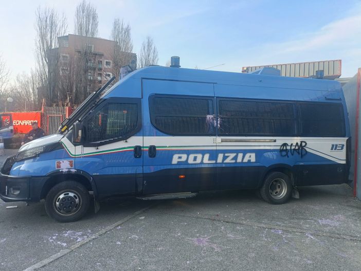 Cortei e proteste per l'8 Marzo, vernice contro i poliziotti a presidio della Leonardo Cortei e proteste per l'8 Marzo, vernice contro i poliziotti a presidio della Leonardo