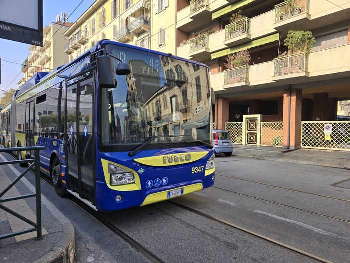 Furti sugli autobus, fermati dalla Polizia locale quattro borseggiatori su un mezzo della linea 18. Furti sugli autobus, fermati dalla Polizia locale quattro borseggiatori su un mezzo della linea 18.