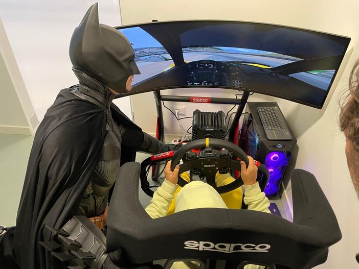 I bimbi di Ugi sfrecciano a Monza con il simulatore donato da Sparco I bimbi di Ugi sfrecciano a Monza con il simulatore donato da Sparco