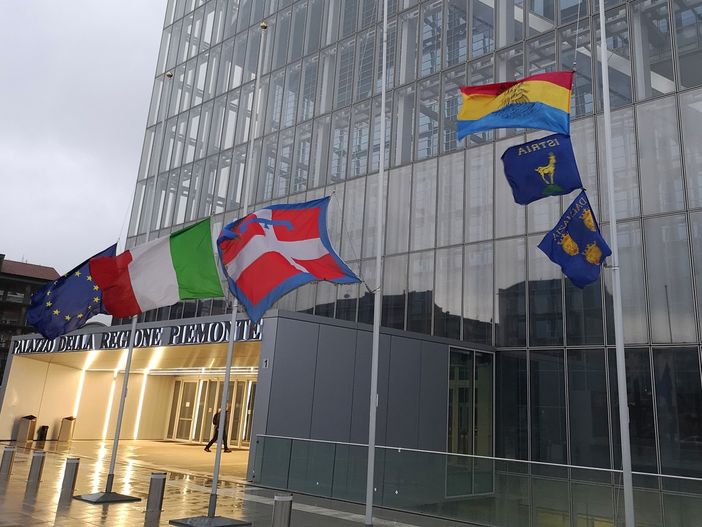 10 febbraio, Foibe: issate al grattacielo della Regione le bandiere simbolo dell'esodo dal confine orientale