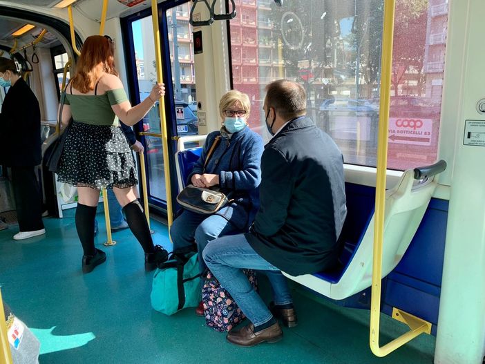 Lo Russo da Mirafiori alla Falchera in viaggio sul 4: “Necessari mezzi pubblici più frequenti, più puliti e più sicuri” Lo Russo da Mirafiori alla Falchera in viaggio sul 4: “Necessari mezzi pubblici più frequenti, più puliti e più sicuri”