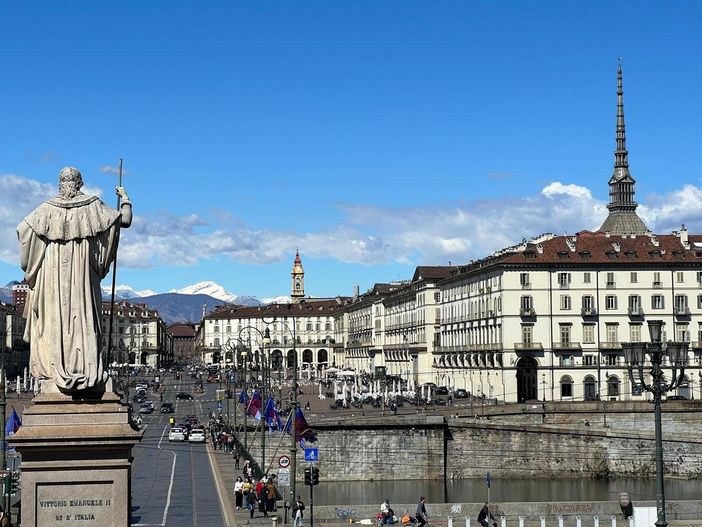 Erano dieci anni che le famiglie torinesi non spendevano così tanto: in media quasi 2.600 euro al mese ma diminuiscono i risparmi