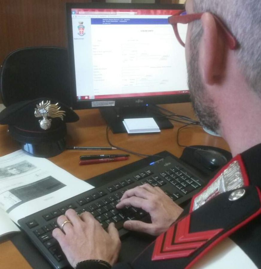 Gruppo  WhatsApp con violenti contenuti pedopornografici sui cellulari di ragazzini 13enni: le indagini da Siena a Rivoli