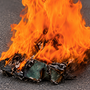 "No Meloni Day", i manifestanti incendiano un carro armato di cartone [video]