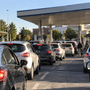 Benzina, tutti in coda ma il risparmio è di appena 7,50 euro a pieno