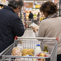 Le famiglie spendono di più ma comprano meno: il carovita frena i consumi